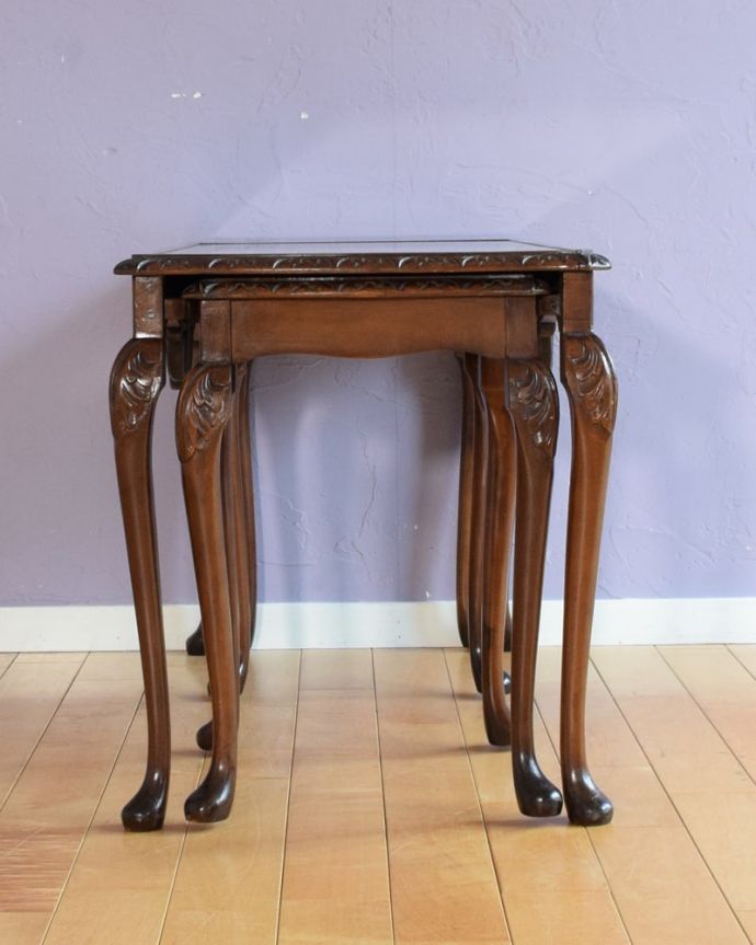 アンティークのテーブル　アンティーク家具　英国のアンティーク家具、ガラス天板が使いやすい３台セットのネストテーブル。横から見てみると･･･お揃いの脚が3つがキレイに重なって、とっても美しい横顔。(k-2736-f)