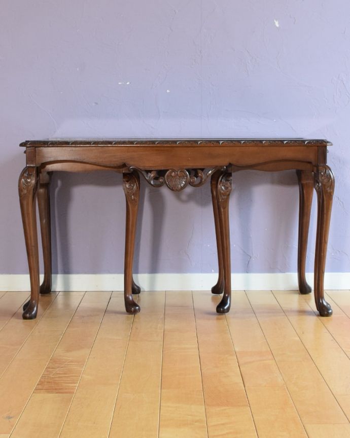 アンティークのテーブル　アンティーク家具　英国のアンティーク家具、ガラス天板が使いやすい３台セットのネストテーブル。見る角度によって見え方が違います。(k-2736-f)