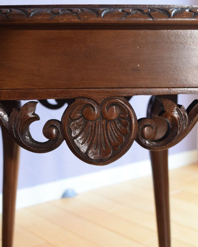 アンティークのテーブル　アンティーク家具　英国のアンティーク家具、ガラス天板が使いやすい３台セットのネストテーブル。いろんな場所にこだわり彫のデザインもいろいろです。(k-2736-f)