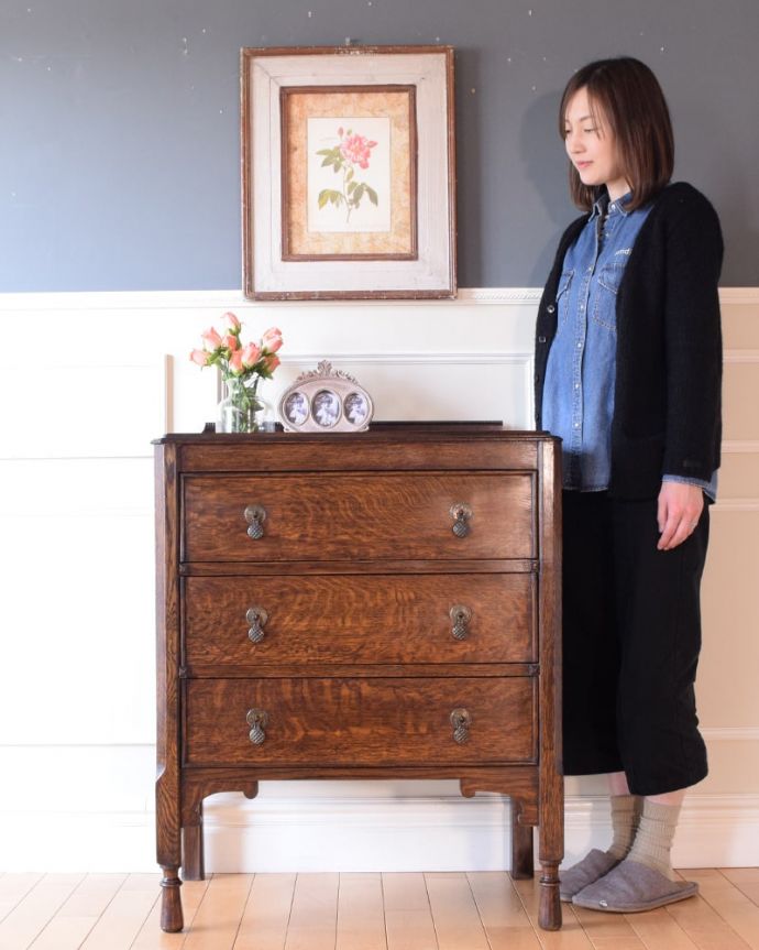 アンティークのチェスト　アンティーク家具　英国スタイルのシンプルなアンティーク家具、オーク材の３段チェスト。英国アンティークらしい落ち着いた雰囲気が自慢落ち着いた色合いが英国アンティークらしい雰囲気のチェスト。(k-2737-f)