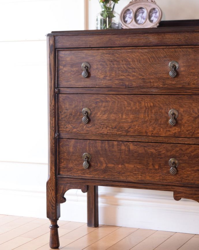 アンティークのチェスト　アンティーク家具　英国スタイルのシンプルなアンティーク家具、オーク材の３段チェスト。見た目はもちろん、実用的に使って楽しみましょうアンティークのチェストは見た目の美しさはもちろん、実用的にたっぷり収納が出来る実力派。(k-2737-f)