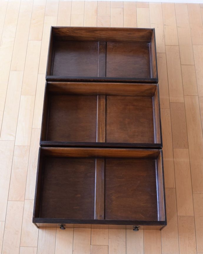 アンティークのチェスト　アンティーク家具　英国スタイルのシンプルなアンティーク家具、オーク材の３段チェスト。何を入れても大丈夫。(k-2737-f)