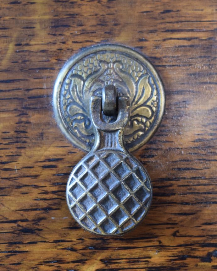 アンティークのチェスト　アンティーク家具　英国スタイルのシンプルなアンティーク家具、オーク材の３段チェスト。開ける度にワクワク高級感漂うアンティークらしいデザインの取っ手。(k-2737-f)