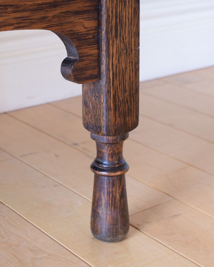 アンティークのチェスト　アンティーク家具　英国スタイルのシンプルなアンティーク家具、オーク材の３段チェスト。女性1人でラクラク運べちゃう仕掛けHandleのアンティークは、脚の裏にフェルトキーパーをお付けしています。(k-2737-f)