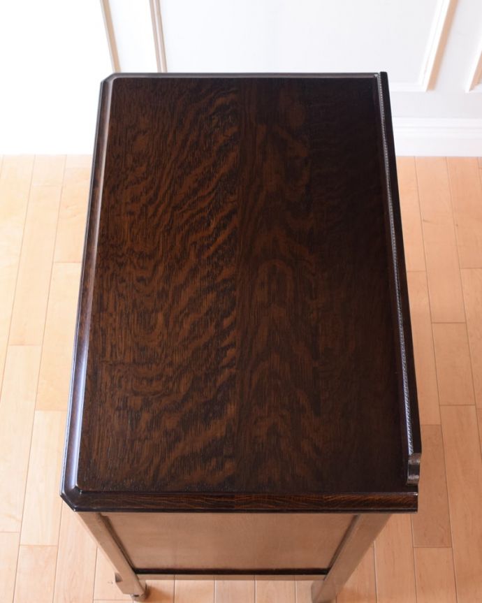 アンティークのチェスト　アンティーク家具　英国スタイルのシンプルなアンティーク家具、オーク材の３段チェスト。何を置こうかな･･･？上から見ると、天板はこんな感じです。(k-2737-f)