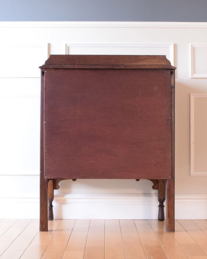 アンティークのチェスト　アンティーク家具　英国スタイルのシンプルなアンティーク家具、オーク材の３段チェスト。後ろ姿にも自信アリ！アンティークは新品ではないので、経年変化によるキズはありますが、専門の職人がキレイに修復したので後ろ姿にも自信があります。(k-2737-f)