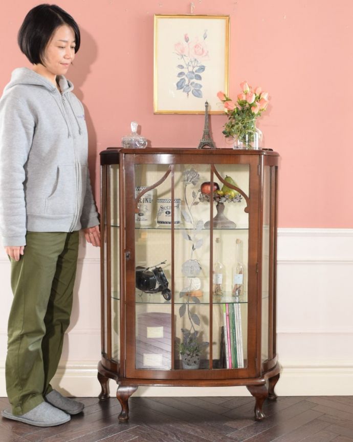 アンティークのキャビネット　アンティーク家具　バラの模様が美しい英国のアンティークガラスキャビネット。キラキラな毎日が過ごせるガラスのキャビネットガラス面に描かれたキラキラの絵が美しいガラスのキャビネット。(k-2738-f)