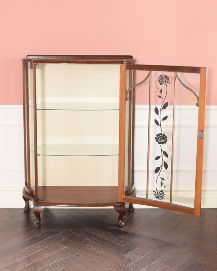 アンティークのキャビネット　アンティーク家具　バラの模様が美しい英国のアンティークガラスキャビネット。扉を開けて中を見てみると…背板は新しい生地に張り替えました。(k-2738-f)