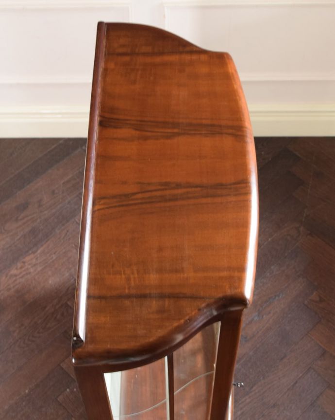 アンティークのキャビネット　アンティーク家具　バラの模様が美しい英国のアンティークガラスキャビネット。こんな形をしたキャビネットです。(k-2738-f)