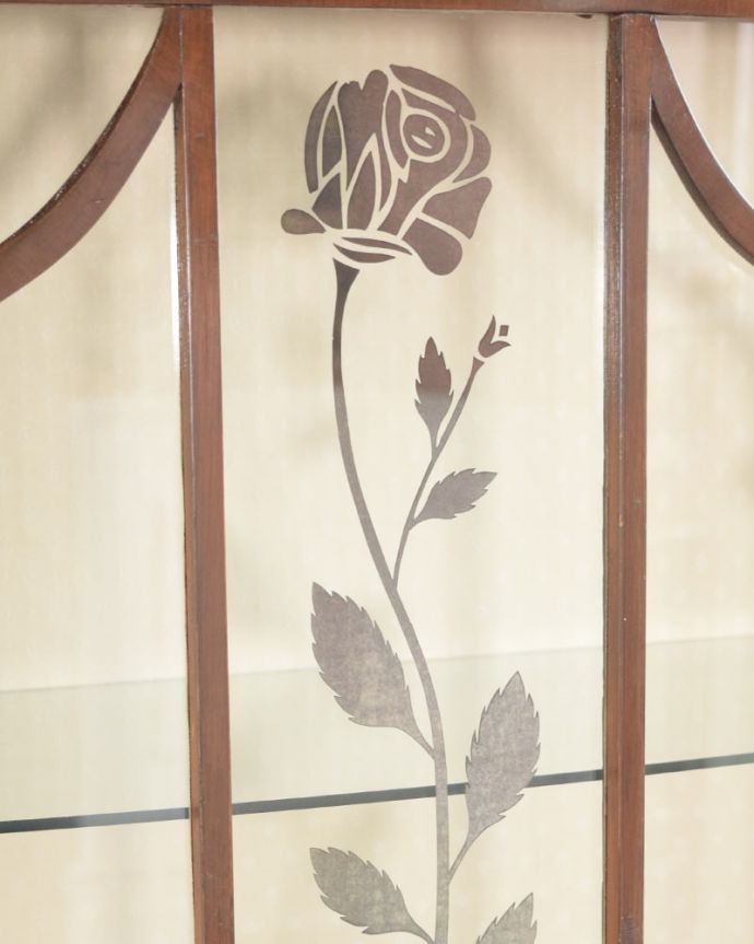 アンティークのキャビネット　アンティーク家具　バラの模様が美しい英国のアンティークガラスキャビネット。キレイに残っていてくれましたガラスに描かれている絵は剥がれているものが多いんだけれど、この子はしっかりキレイに残っていてくれました。(k-2738-f)