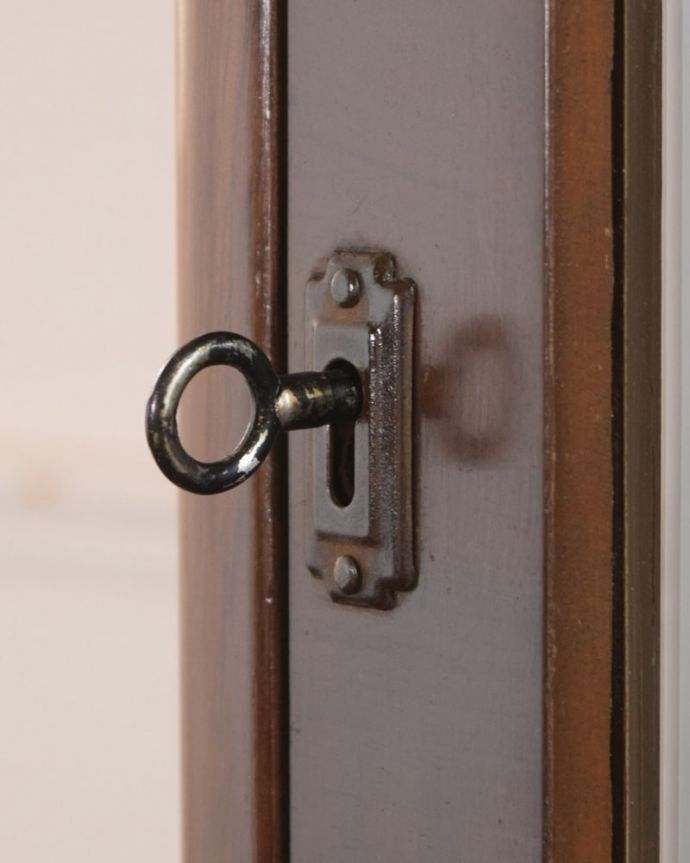 アンティークのキャビネット　アンティーク家具　バラの模様が美しい英国のアンティークガラスキャビネット。開ける度にワクワクする取っ手鍵が取っ手になっているので、中を開ける度にまるで宝箱を開ける気分です。(k-2738-f)