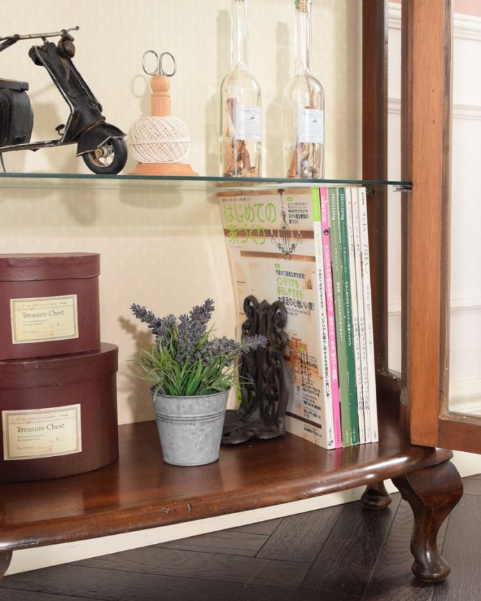 アンティークのキャビネット　アンティーク家具　バラの模様が美しい英国のアンティークガラスキャビネット。扉の中は収納たっぷりA4サイズの雑誌までしっかり収納出来ちゃう大きさ。(k-2738-f)