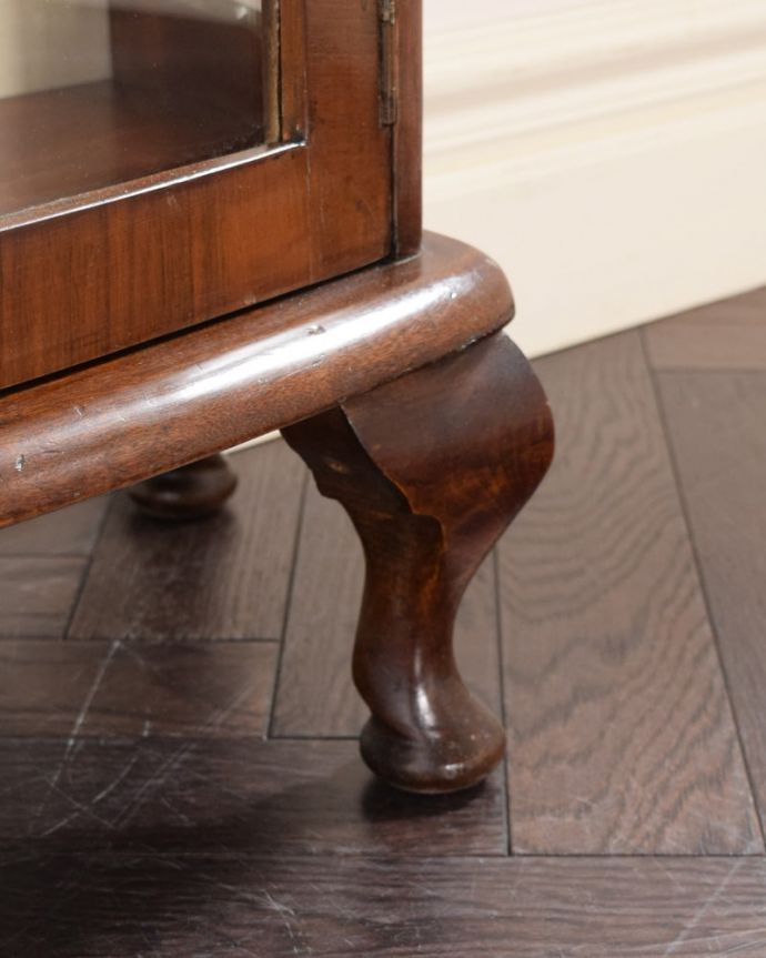 アンティークのキャビネット　アンティーク家具　バラの模様が美しい英国のアンティークガラスキャビネット。女性１人でもラクに運べちゃうヒミツHandleのアンティークは、脚の裏にフェルトキーパーをお付けしているので、床を滑らせれば女性でも移動がカンタンに出来ます！。(k-2738-f)