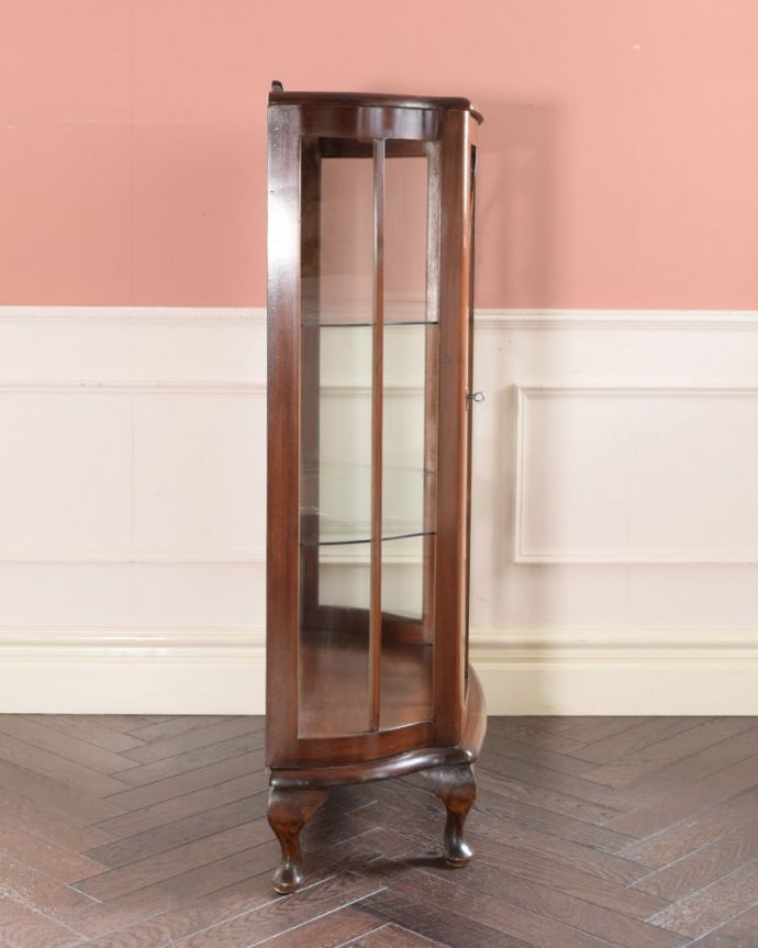 アンティークのキャビネット　アンティーク家具　バラの模様が美しい英国のアンティークガラスキャビネット。サイドからもたっぷりの光背板の部分以外は全てガラス。(k-2738-f)