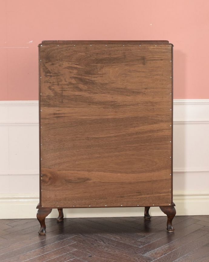 アンティークのキャビネット　アンティーク家具　バラの模様が美しい英国のアンティークガラスキャビネット。キレイに修復しました！アンティークは新品ではないので、経年変化によるキズはありますが、専門の職人がキレイにお直しをしているので、後ろ姿もキレイです。(k-2738-f)