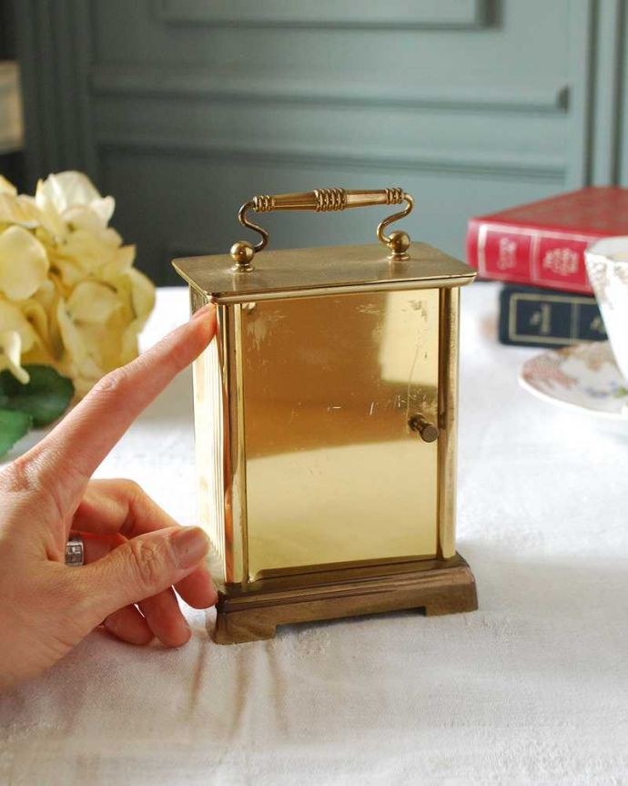 アンティーク 真鍮の雑貨 アンティーク雑貨 英国輸入のアンティーク雑貨、持ち手もついたオシャレな置き時計。アンティークらしい独特のデザインアンティークなので多少のキズ・汚れがある場合があります。(k-2738-z)