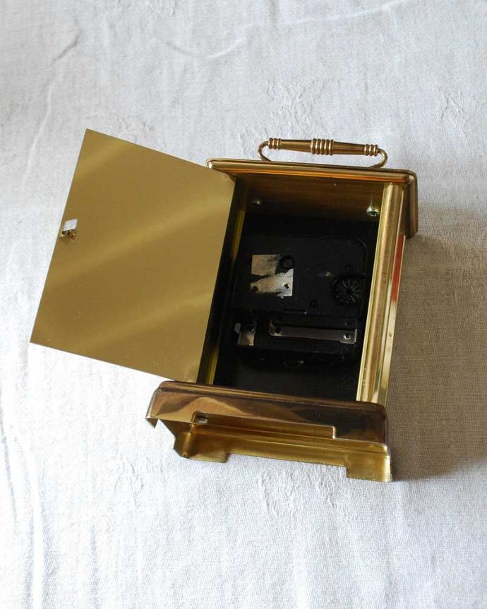 アンティーク 真鍮の雑貨 アンティーク雑貨 英国輸入のアンティーク雑貨、持ち手もついたオシャレな置き時計。裏から見ると・・・クオーツは新しく交換しました。(k-2738-z)