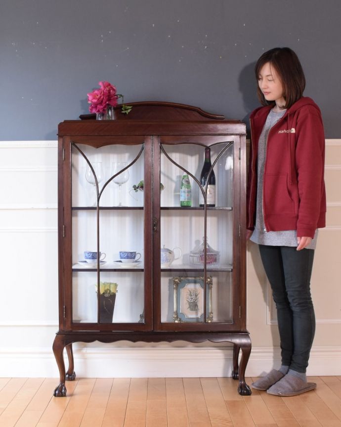 アンティークのキャビネット　アンティーク家具　英国アンティーク家具のショーケース、マホガニー材のガラスキャビネット（飾り棚）。おススメ度No,1のアンティーク家具いろんな場所で使えてお部屋に魅せ場を作ってくれるガラスのキャビネットはアンティーク家具の中でもイチオシの家具です。(k-2739-f)