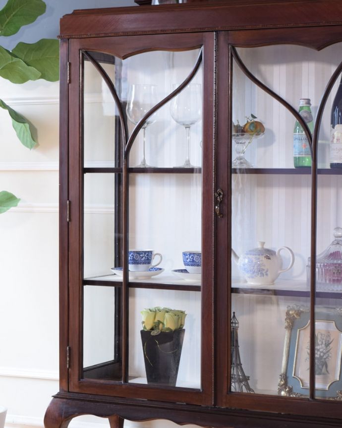 アンティークのキャビネット　アンティーク家具　英国アンティーク家具のショーケース、マホガニー材のガラスキャビネット（飾り棚）。木で描かれたガラス扉の模様の美しさにうっとり･･･まだ機械のない時代に、どうやって作られたんだろう…と不思議になるくらい美しいガラス面に描かれた美しい木の模様が特長。(k-2739-f)