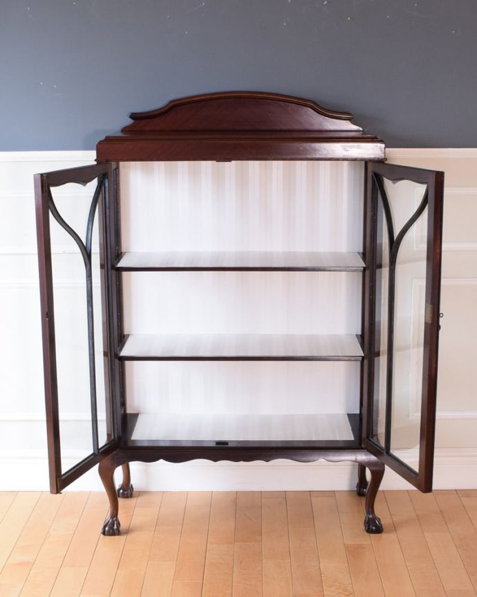 アンティークのキャビネット　アンティーク家具　英国アンティーク家具のショーケース、マホガニー材のガラスキャビネット（飾り棚）。扉を開けてみると･･･職人がキレイに修復して、背板も新しい生地に張替えました。(k-2739-f)