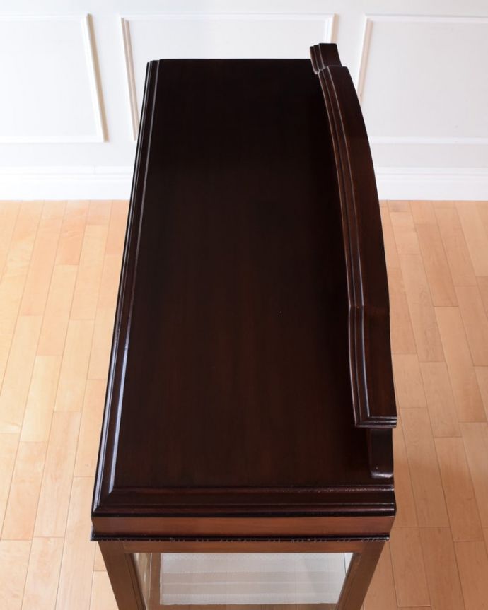 アンティークのキャビネット　アンティーク家具　英国アンティーク家具のショーケース、マホガニー材のガラスキャビネット（飾り棚）。塗装もキレイに仕上げました上から見るとこんな形のキャビネットです。(k-2739-f)