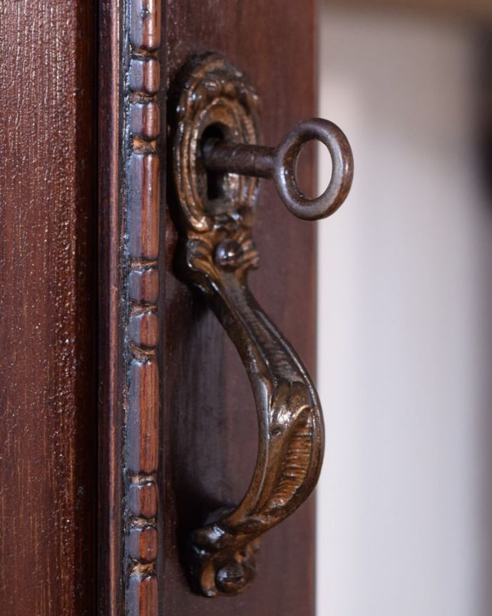 アンティークのキャビネット　アンティーク家具　英国アンティーク家具のショーケース、マホガニー材のガラスキャビネット（飾り棚）。開ける度にワクワク取っ手もアンティークらしいデザイン。(k-2739-f)