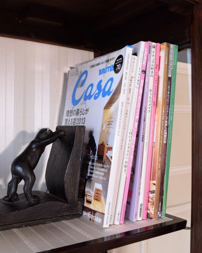 アンティークのキャビネット　アンティーク家具　英国アンティーク家具のショーケース、マホガニー材のガラスキャビネット（飾り棚）。扉の中は収納たっぷりA4サイズの雑誌までしっかり収納出来ちゃう大きさ。(k-2739-f)