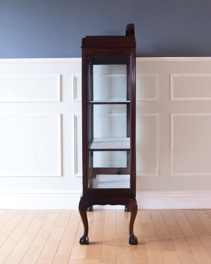 アンティークのキャビネット　アンティーク家具　英国アンティーク家具のショーケース、マホガニー材のガラスキャビネット（飾り棚）。横から見ても素敵なんです三方向がガラスのキャビネット。(k-2739-f)