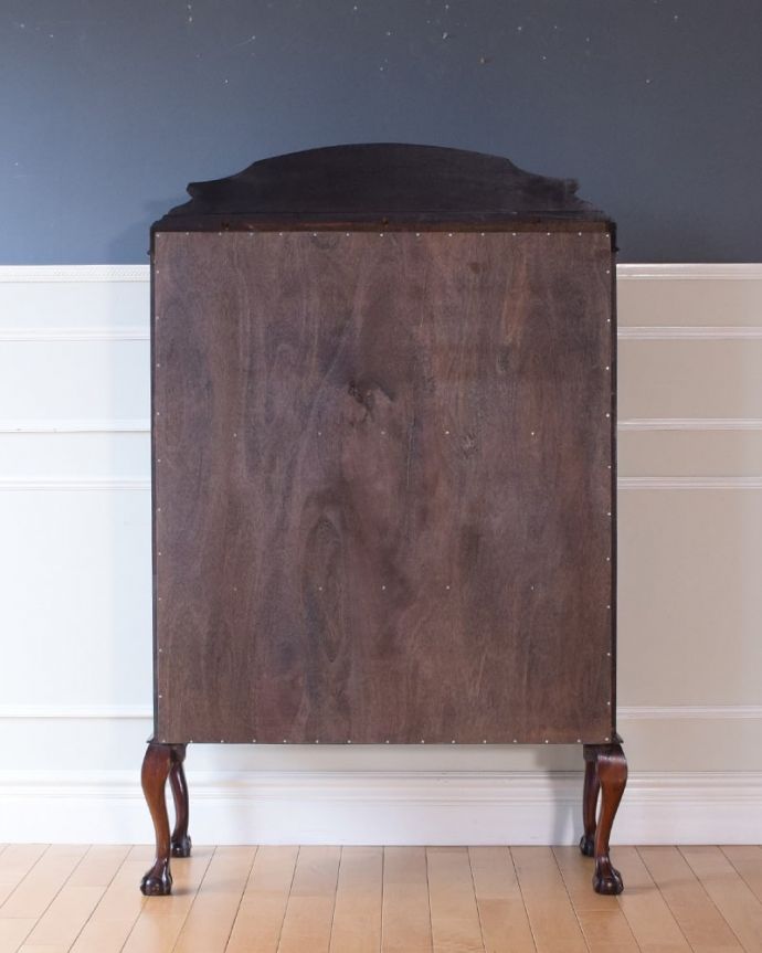 アンティークのキャビネット　アンティーク家具　英国アンティーク家具のショーケース、マホガニー材のガラスキャビネット（飾り棚）。後ろ姿も美しいですアンティークは新品ではないので、経年変化によるキズはありますが、専門の職人がしっかり修復したので後姿もキレイです。(k-2739-f)