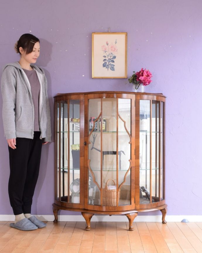 アンティークのキャビネット アンティーク家具 英国の上品なアンティーク家具、輝きの美しいミラーバックのガラスキャビネット。キラキラな毎日が過ごせるガラスのキャビネット背中がミラーになっているガラスのキャビネットは、光が入るたびに鏡に反射して中に入っているものをキラキラ輝かせてくれます。(k-2740-f)