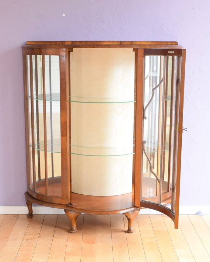 アンティークのキャビネット アンティーク家具 英国の上品なアンティーク家具、輝きの美しいミラーバックのガラスキャビネット。扉を開けて中を見てみると…背板の布は新しい生地に張り替えました。(k-2740-f)