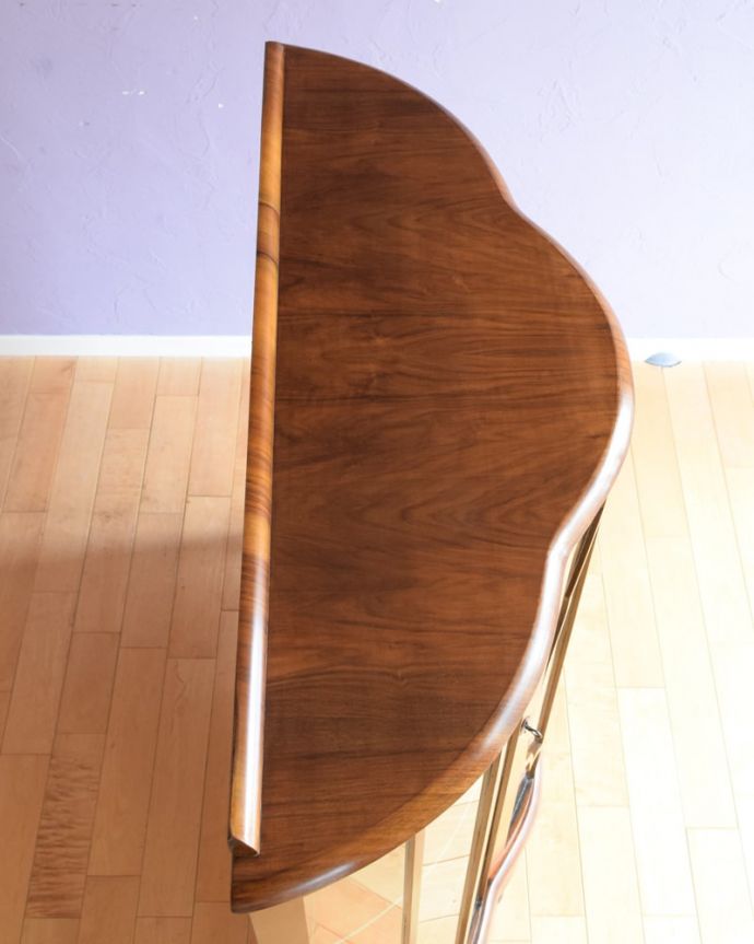 アンティークのキャビネット アンティーク家具 英国の上品なアンティーク家具、輝きの美しいミラーバックのガラスキャビネット。こんな形をしたキャビネットです。(k-2740-f)