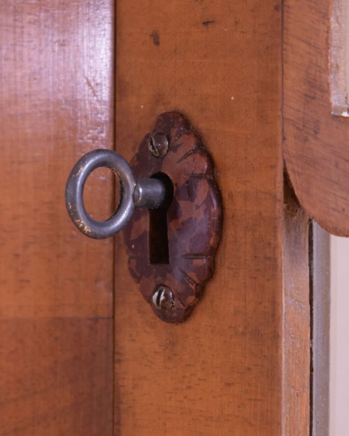 アンティークのキャビネット アンティーク家具 英国の上品なアンティーク家具、輝きの美しいミラーバックのガラスキャビネット。開ける度にワクワク・・・鍵が付いています。(k-2740-f)