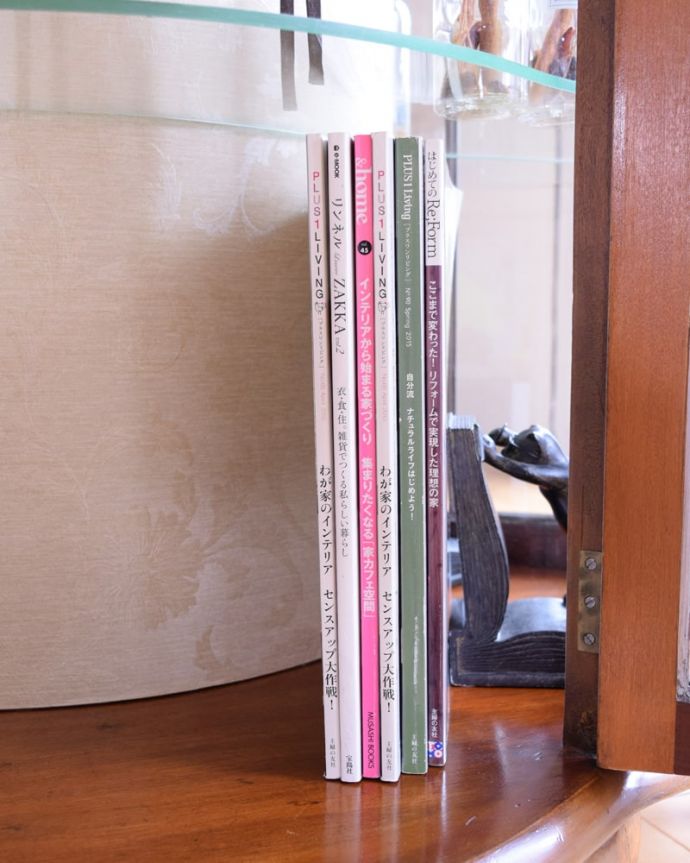 アンティークのキャビネット アンティーク家具 英国の上品なアンティーク家具、輝きの美しいミラーバックのガラスキャビネット。扉の中は収納たっぷりA4サイズの雑誌までしっかり収納出来ちゃう大きさ。(k-2740-f)