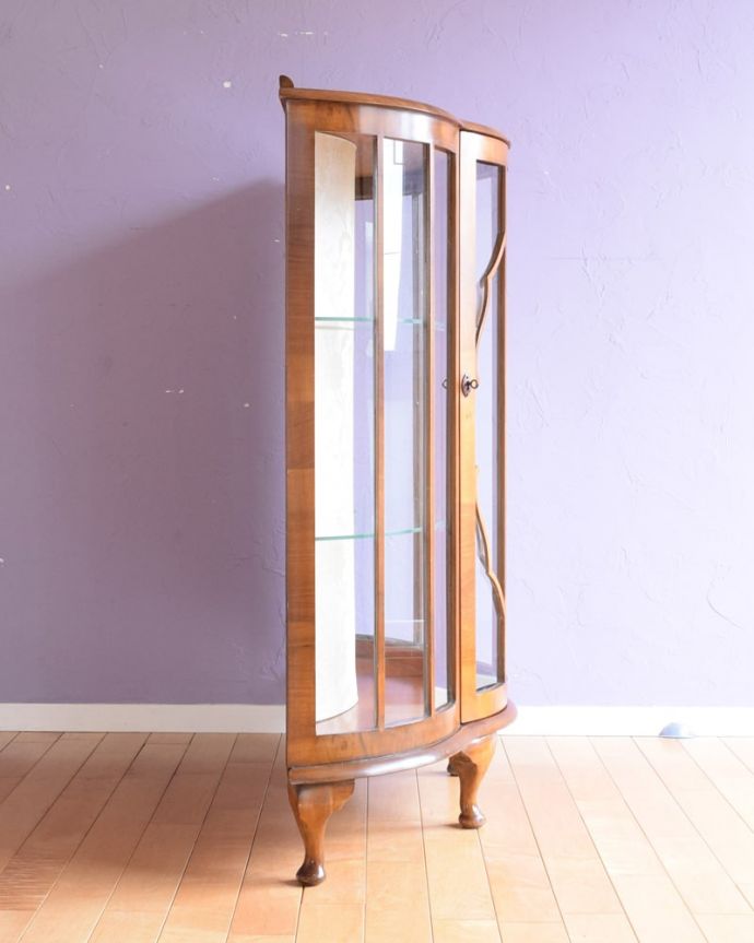 アンティークのキャビネット アンティーク家具 英国の上品なアンティーク家具、輝きの美しいミラーバックのガラスキャビネット。サイドからもたっぷりの光背板の部分以外は全てガラス。(k-2740-f)