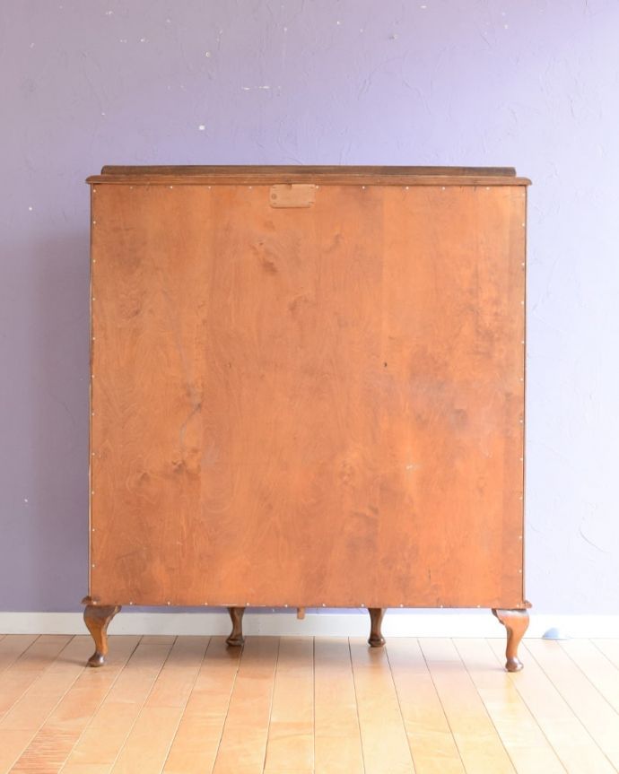 アンティークのキャビネット アンティーク家具 英国の上品なアンティーク家具、輝きの美しいミラーバックのガラスキャビネット。キレイに修復しました!アンティークは新品ではないので、経年変化によるキズはありますが、専門の職人がキレイにお直しをしているので、後ろ姿もキレイです。(k-2740-f)