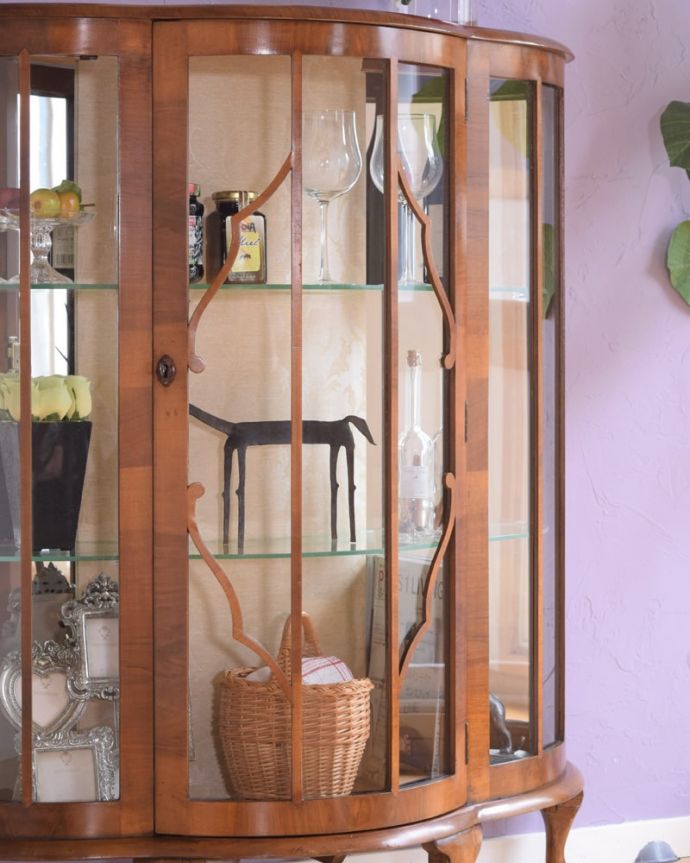 アンティークのキャビネット アンティーク家具 英国の上品なアンティーク家具、輝きの美しいミラーバックのガラスキャビネット。ガラス越しに中をのぞいてみると・・・光りが入るとミラーに反射してキラッと輝くから、中に入れたものにまるでスポットライトが当たっているように見えちゃうんです。(k-2740-f)