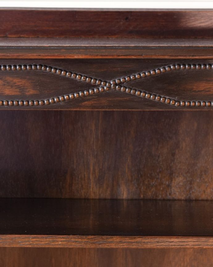 アンティークのキャビネット アンティーク家具 英国スタイルのアンティーク家具、オープン棚のブックシェルフ(本棚)。惚れ惚れしちゃう美しさこんなに堅い無垢材に一体どうやって彫ったんだろう?と不思議になるくらい細かい彫にうっとりです。(k-2741-f)