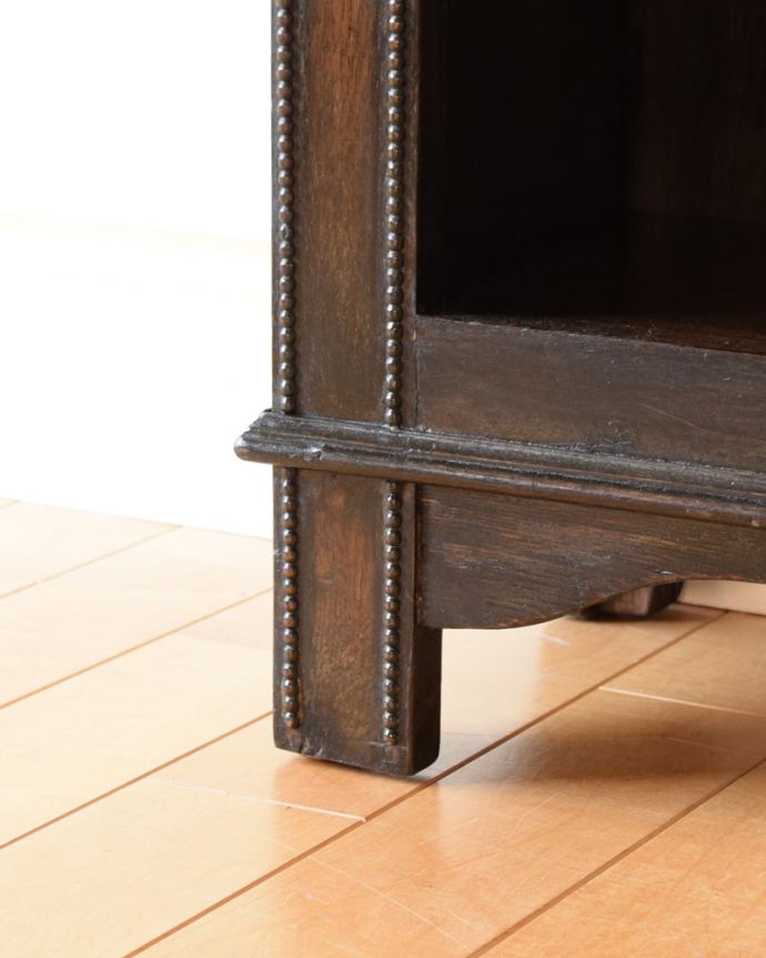 アンティークのキャビネット アンティーク家具 英国スタイルのアンティーク家具、オープン棚のブックシェルフ(本棚)。女性1人でラクラク運べちゃう仕掛けHandleのアンティークは、脚の裏にフェルトキーパーをお付けしています。(k-2741-f)