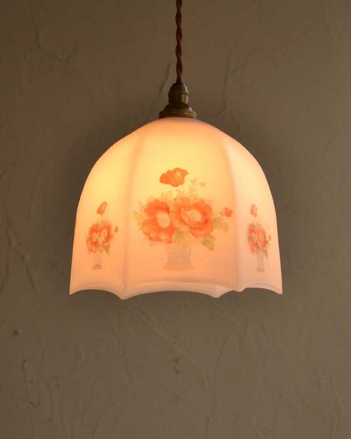 ペンダントライト　照明・ライティング　お花模様が可愛いアンティークシェードペンダントライト（コード・シャンデリア電球・ギャラリーなし）。。(k-2741-z)
