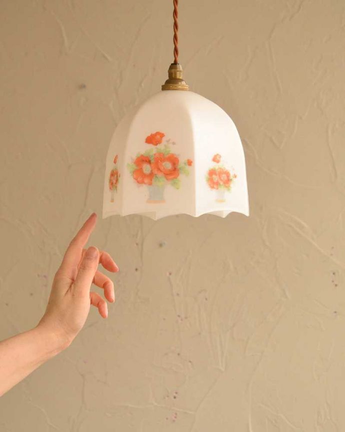 ペンダントライト　照明・ライティング　お花模様が可愛いアンティークシェードペンダントライト（コード・シャンデリア電球・ギャラリーなし）。。(k-2741-z)