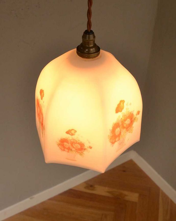 ペンダントライト　照明・ライティング　お花模様が可愛いアンティークシェードペンダントライト（コード・シャンデリア電球・ギャラリーなし）。。(k-2741-z)