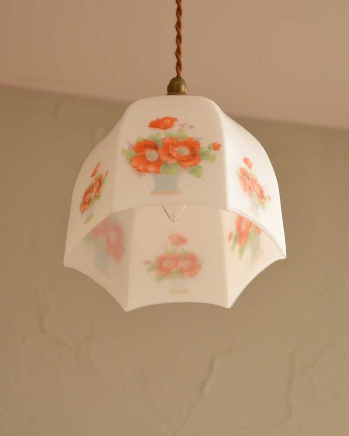 ペンダントライト　照明・ライティング　お花模様が可愛いアンティークシェードペンダントライト（コード・シャンデリア電球・ギャラリーなし）。。(k-2741-z)