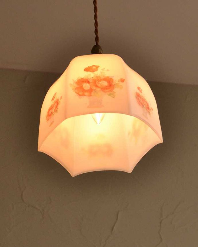 ペンダントライト　照明・ライティング　お花模様が可愛いアンティークシェードペンダントライト（コード・シャンデリア電球・ギャラリーなし）。。(k-2741-z)
