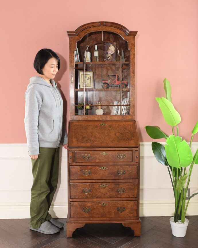 ビューロー アンティーク家具 英国のアンティーク家具、木目が美しいビューローブックケース。1つで3役こなしちゃう贅沢な家具見た目はガラスキャビネットなのに、デスクとチェストの機能も備えたビューローブックケース。(k-2742-f)