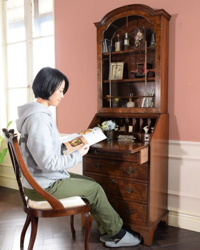 ビューロー アンティーク家具 英国のアンティーク家具、木目が美しいビューローブックケース。あっという間に自分だけの贅沢デスク扉を前に倒すとデスクが登場。(k-2742-f)
