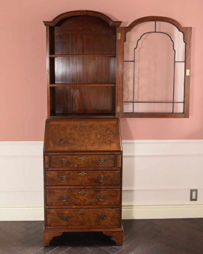 ビューロー アンティーク家具 英国のアンティーク家具、木目が美しいビューローブックケース。美しいガラス扉の中身は・・・専門の職人がしっかり修復したので、扉の中もこんな感じでキレイです。(k-2742-f)