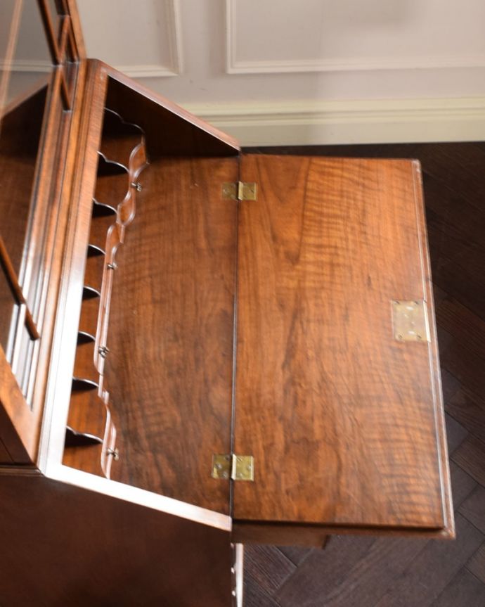 ビューロー アンティーク家具 英国のアンティーク家具、木目が美しいビューローブックケース。デスクの天板を上から見ると・・・やっぱりデスクは天板部分が気になるから、専門の職人が古い塗装を剥離してピッカピカに修復しました。(k-2742-f)