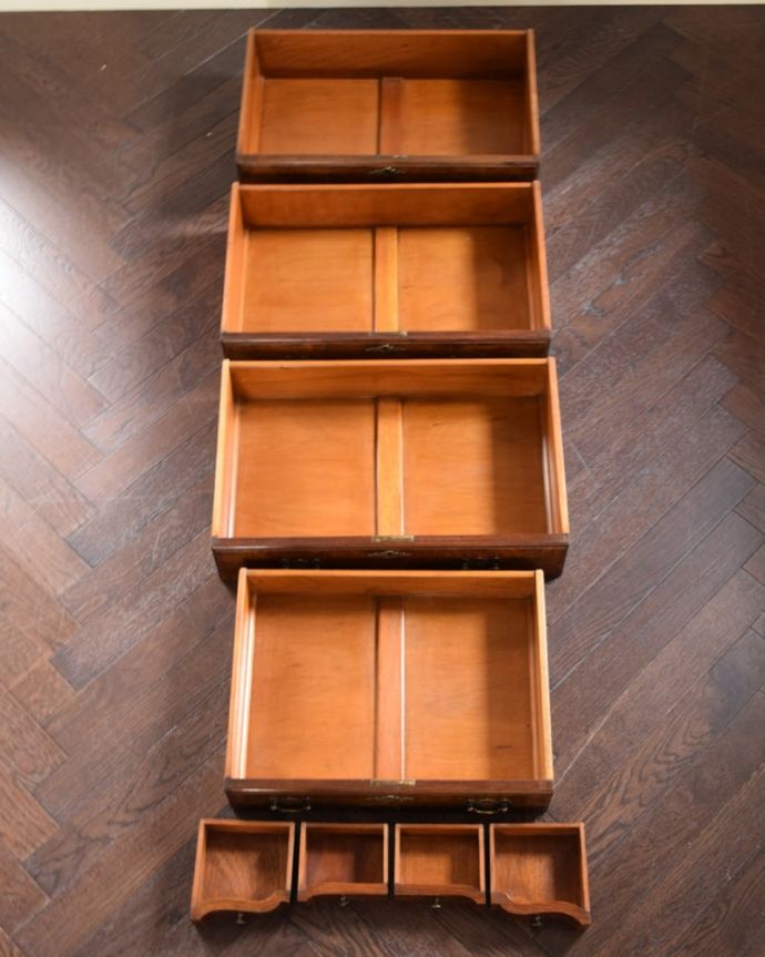 ビューロー アンティーク家具 英国のアンティーク家具、木目が美しいビューローブックケース。何でも収納できる引き出しもちろん、引き出しの中もキレイに修復しました。(k-2742-f)