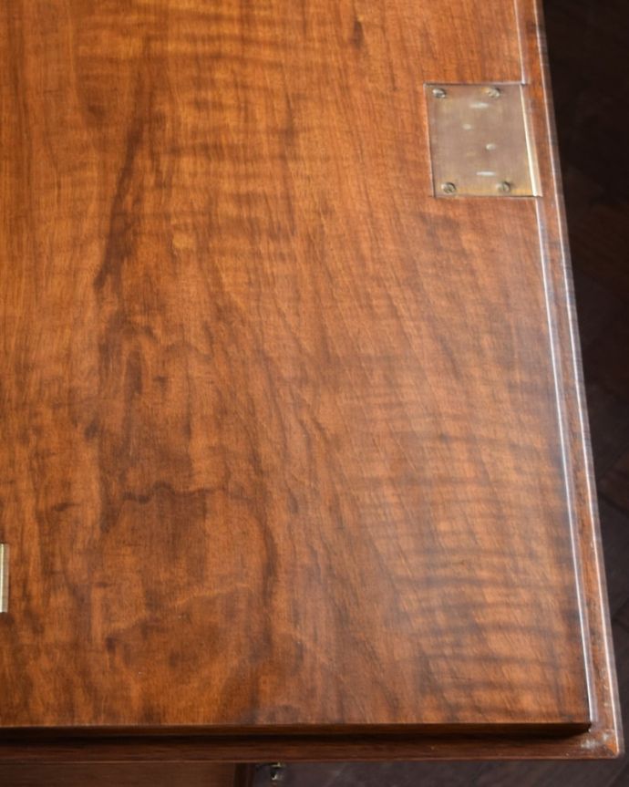 ビューロー アンティーク家具 英国のアンティーク家具、木目が美しいビューローブックケース。天板部分もキレイですやっぱりデスクの天板部分は気になるポイント。(k-2742-f)